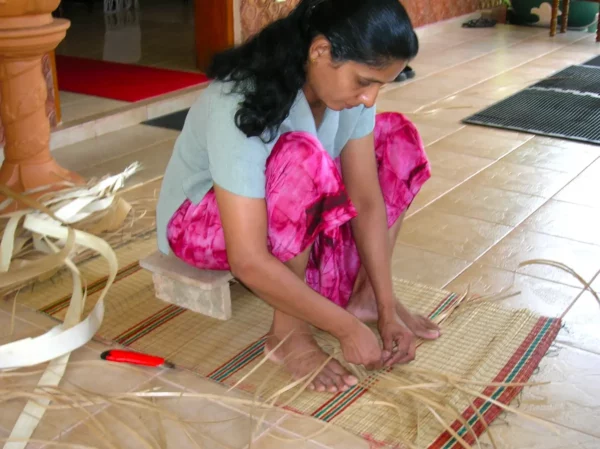 lavorazione scatoline in foglie di palma Sri Lanka